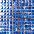 mosaik berwarna biru mengkilap